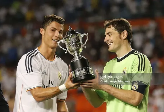 Huyền thoại Real Casillas bất ngờ “cà khịa” Ronaldo, bênh Messi hết lời